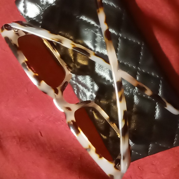 Tortoise shell retro sun glasses with case.light gray lens great coverage. - Picture 7 of 10